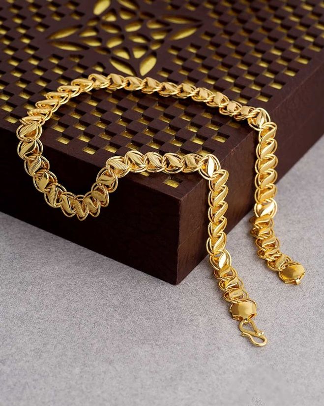 Linking Laureate Gold Plated Chain For Men Voylla Fashions In order to get a defective item replaced or return the item that does not fit you, contact customer service via email at help@voylla.com or call us on +91 76761 11022, within 30 days from the date of delivery. voylla